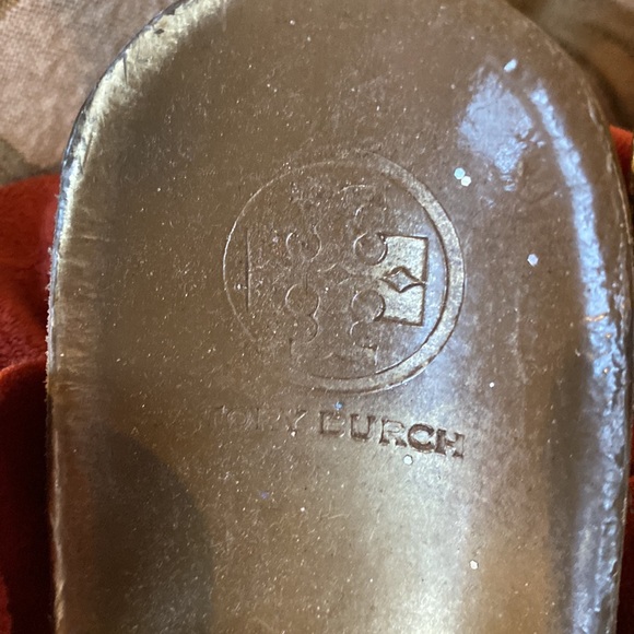 Tory Burch size 10M gold metallic sandals - Picture 3 of 5